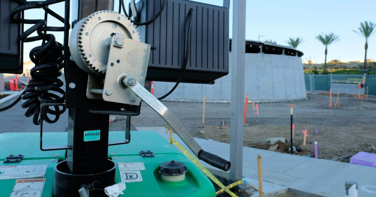 مقایسه برج نوری دستی و برقی، کدام بهتر است؟