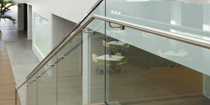 راهنمای جامع انتخاب نرده شیشه ای اداری بر اساس معیارهای فنی