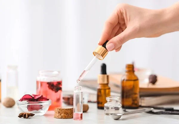 معرفی محبوب‌ترین اسانس‌های پایه در عطرهای زنانه